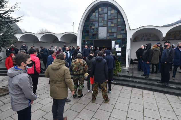 Sa sahrane na groblju Bare (Foto: T. S./Klix.ba)
