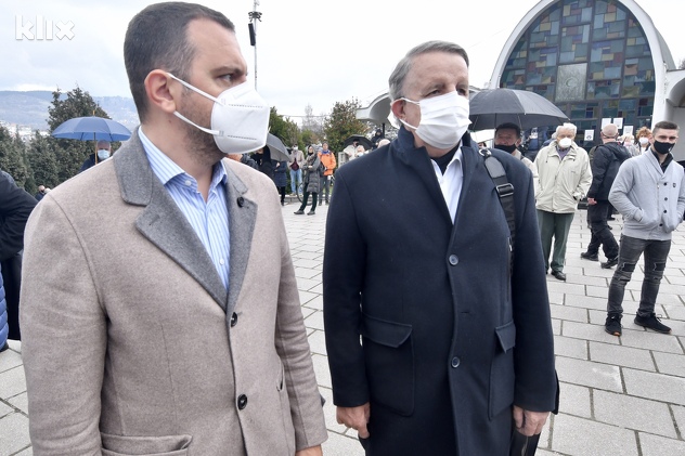 Sa sahrane na groblju Bare (Foto: T. S./Klix.ba)