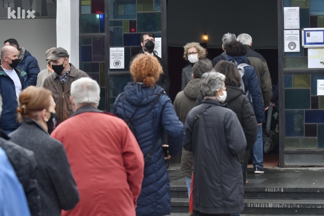 Sa sahrane na groblju Bare (Foto: T. S./Klix.ba)