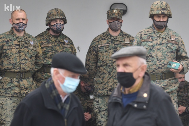 Sa sahrane na groblju Bare (Foto: T. S./Klix.ba)
