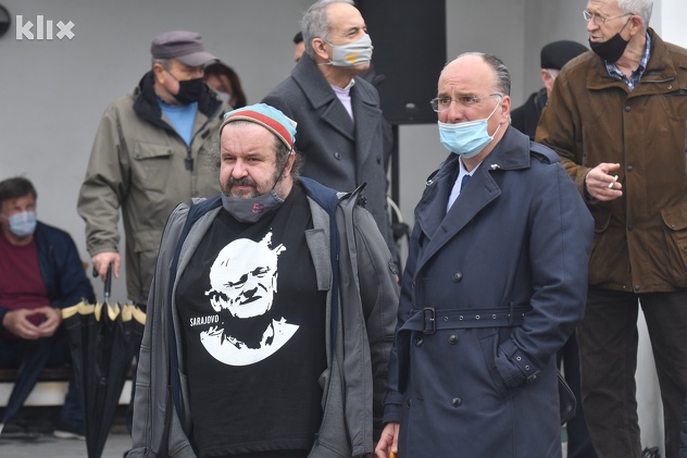 Sa sahrane na groblju Bare (Foto: T. S./Klix.ba)
