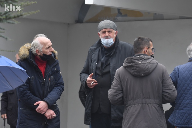 Sa sahrane na groblju Bare (Foto: T. S./Klix.ba)