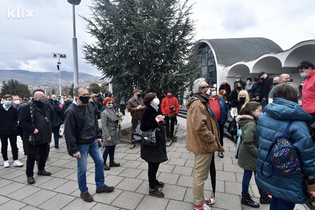 Sa sahrane na groblju Bare (Foto: T. S./Klix.ba)