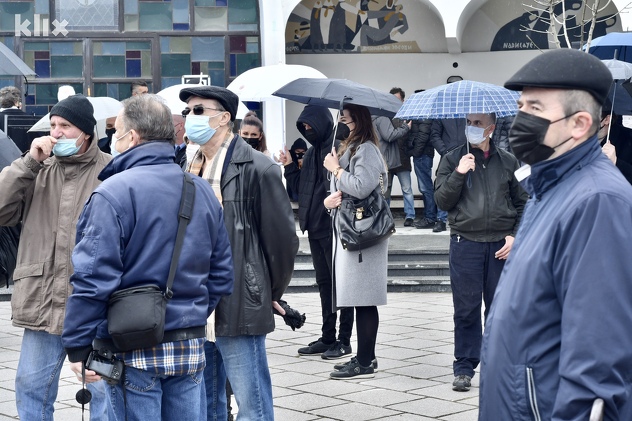 Sa sahrane na groblju Bare (Foto: T. S./Klix.ba)