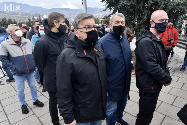 Sa sahrane na groblju Bare (Foto: T. S./Klix.ba)