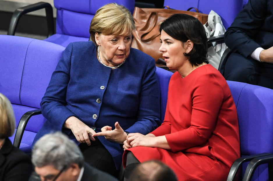 Merkel i Baerbock u Bundestagu (Foto: EPA-EFE)