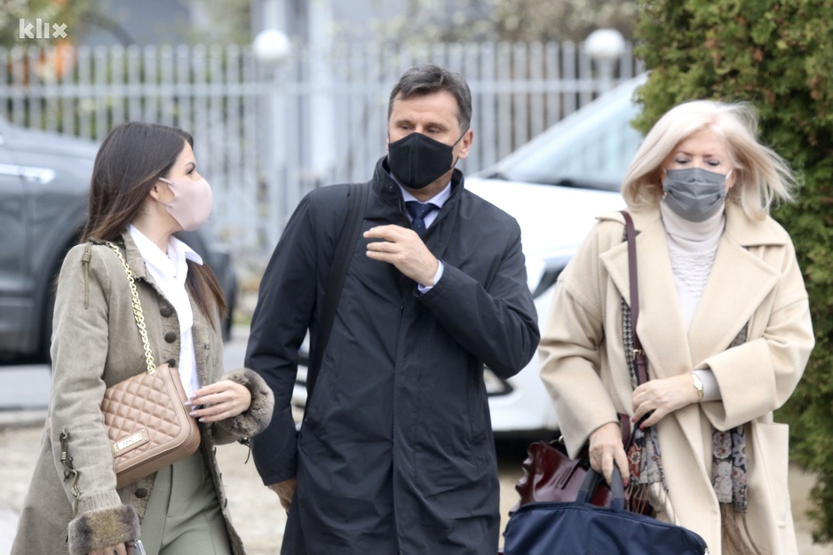 Optuženi Fadil Novalić s advokaticama (Foto: I. Š./Klix.ba)