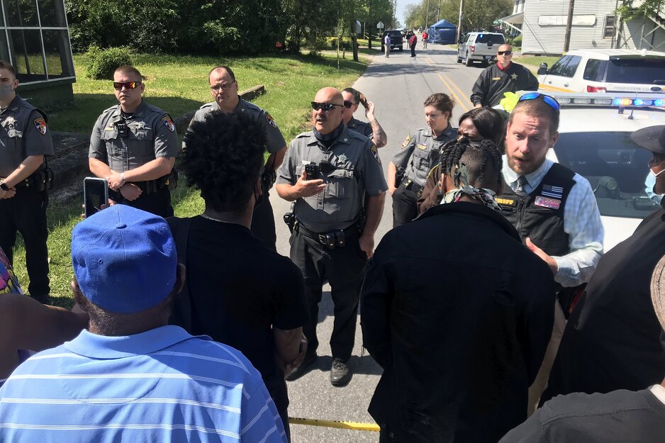 Policija i građani se okupili na mjestu pucnjave (Foto: Twitter)