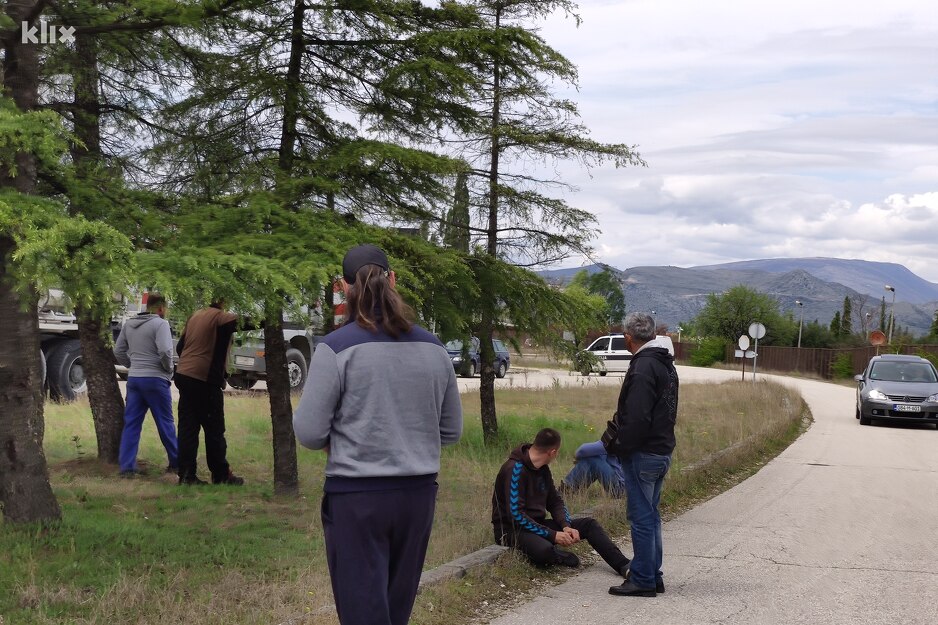 Radnici ispred Aluminija čekaju vraćanje duga (Foto: G. Š./Klix.ba)
