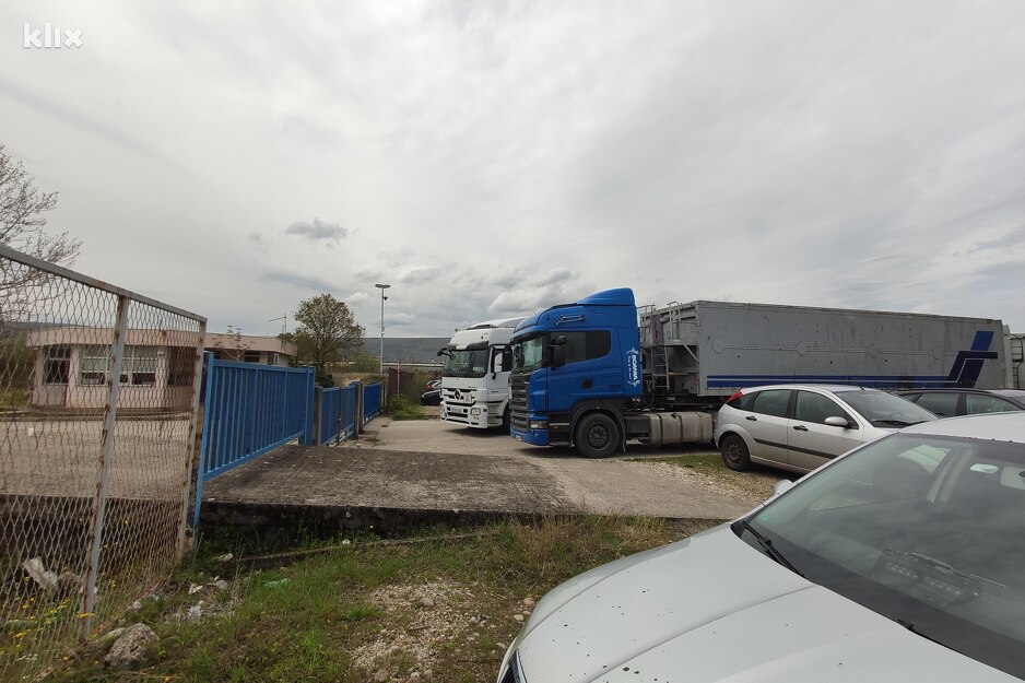 Kamioni ispred Aluminija (Foto: G. Š./Klix.ba)