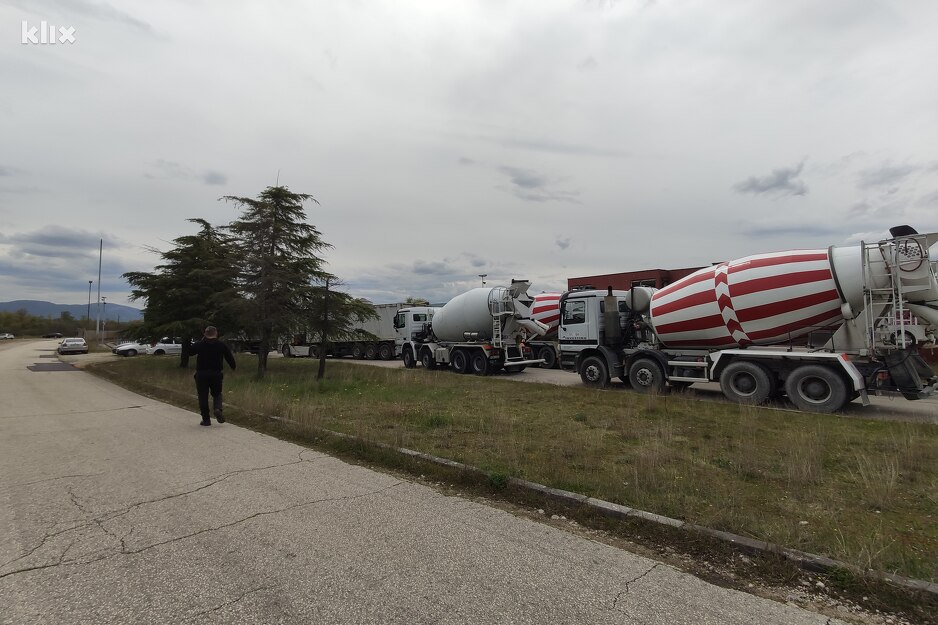 Kamionima blokiran ulaz u Aluminij (Foto: G. Š./Klix.ba)