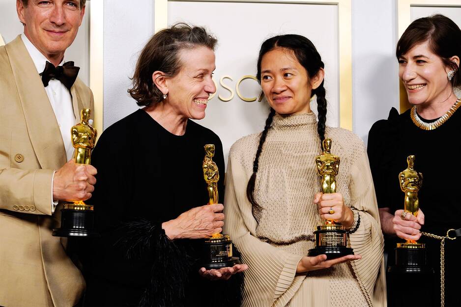 Dio ekipe filma Nomadland: Frances McDormand i Chloé Zhao (u sredini)