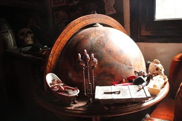 Predmeti u muzeju vampira u Parizu (Foto: Atlas Obscura)