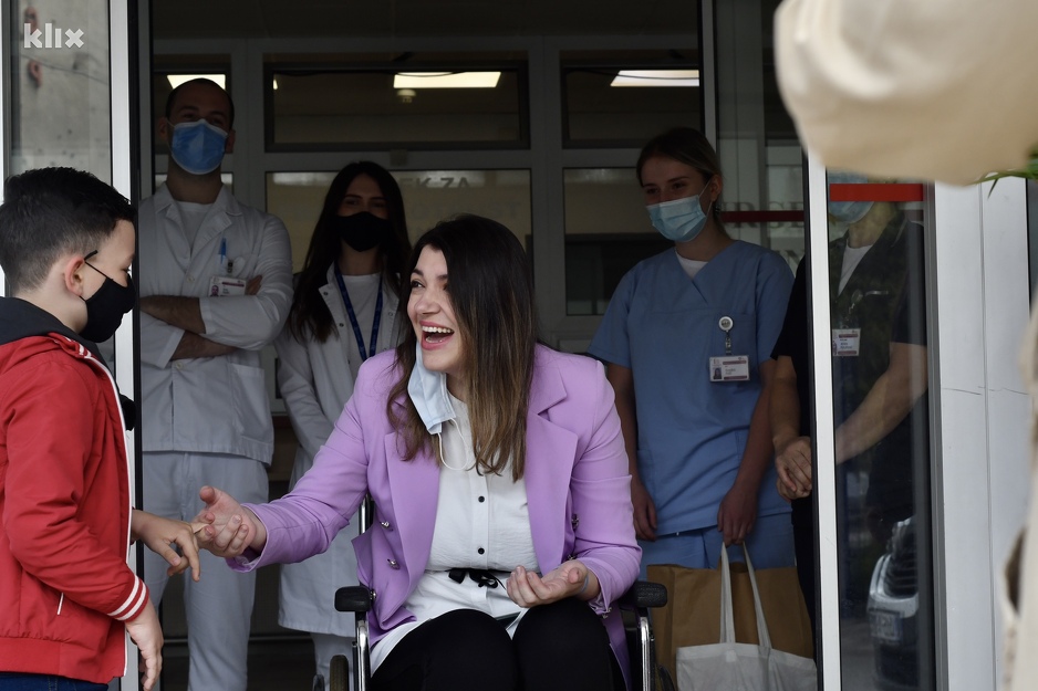 Anesa Švraka i njen sin prilikom izlaska iz bolnice (Foto: T. S./Klix.ba)