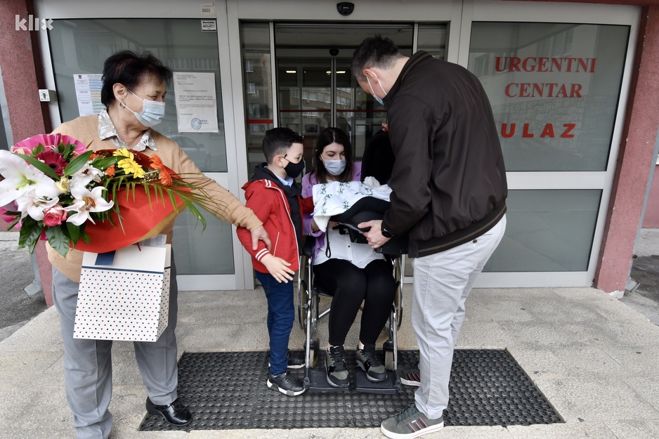 Anesa Švraka i njen sin prilikom izlaska iz bolnice (Foto: T. S./Klix.ba)