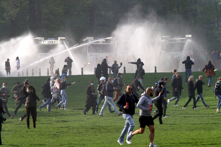 Policija koristila vodene topove (Foto: EPA-EFE)