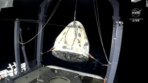 Kapsula u kojoj se nalaze astronauti, Foto: NASA TV