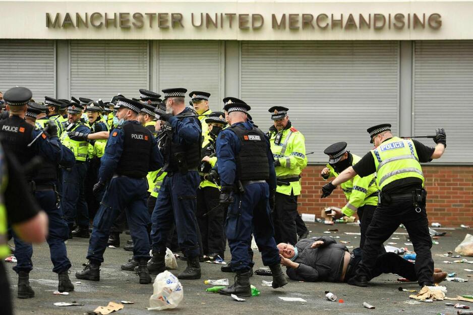 Policija je intervenisala i otjerala navijače s Old Trafforda