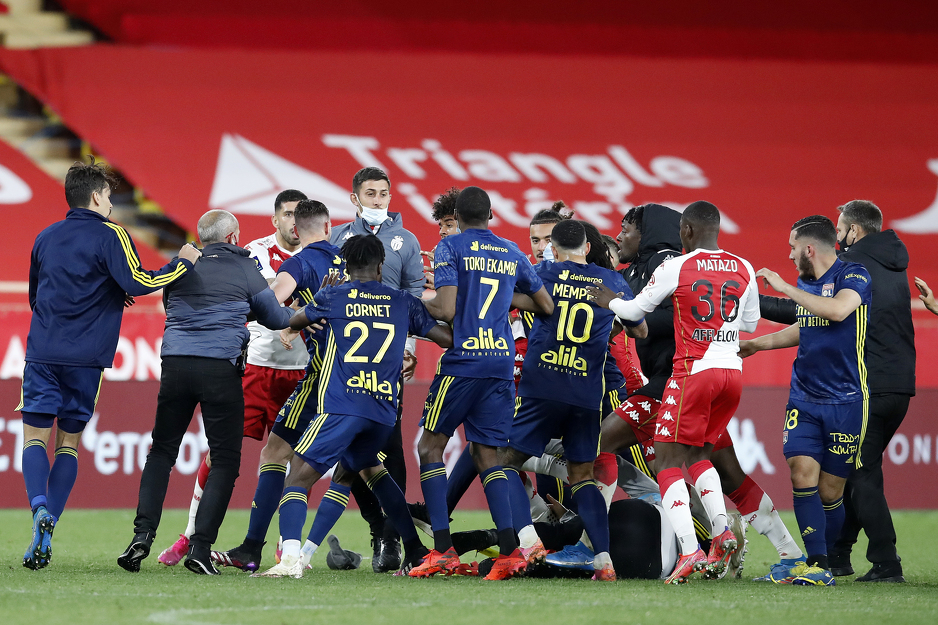 Sudija Turpin pokazao crvene kartone Geubbelsu i Pellegriju iz domaćeg te Marcelu i De Scigliju u gostujućem timu (Foto: EPA-EFE)