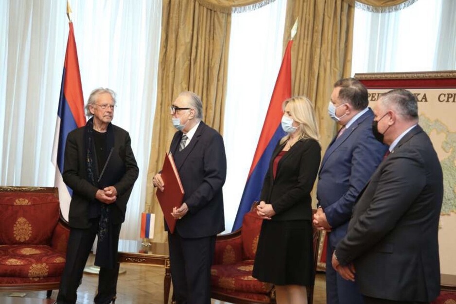 Vlast RS-a Handkeu uručuje odlikovanje