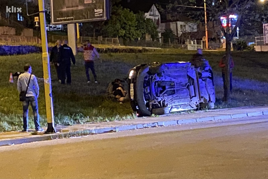 Automobil je sletio s glavne saobraćajnice (Foto: Klix.ba)