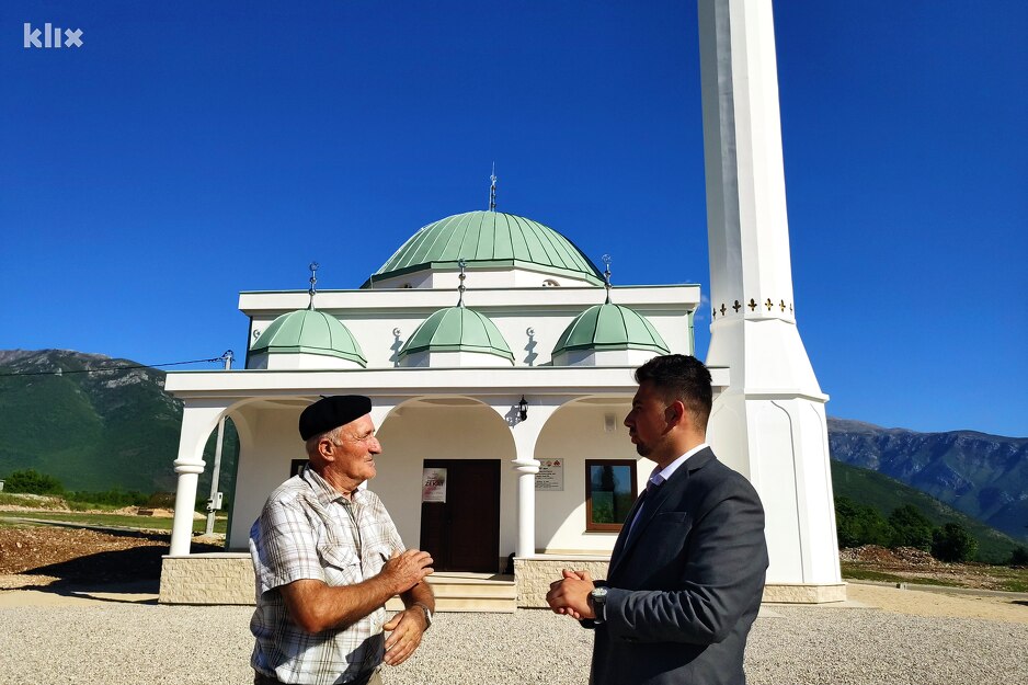 U društvu imama ispred džamije Emel u Mostaru (Foto: G. Š./Klix.ba)