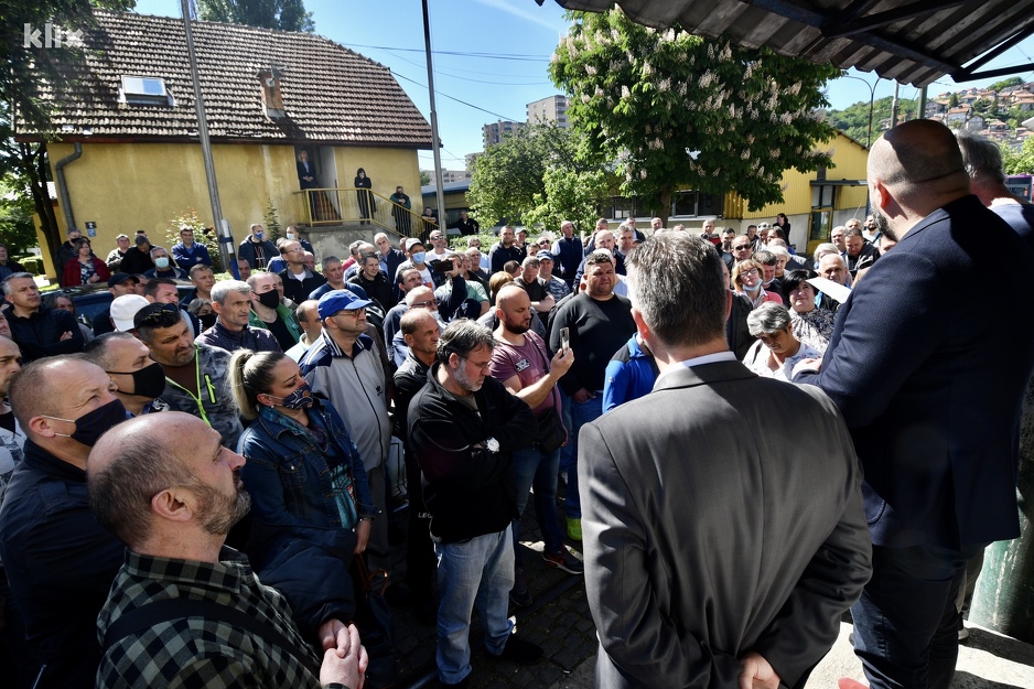 Radnici GRAS-a u krugu preduzeća (Foto: T. S./Klix.ba)