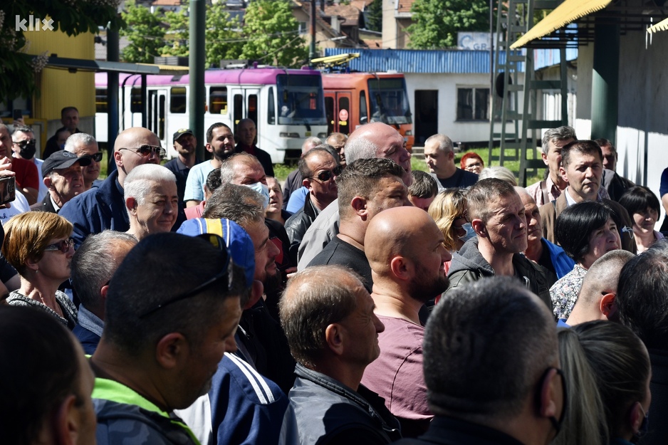 Radnici GRAS-a u krugu preduzeća (Foto: T. S./Klix.ba)