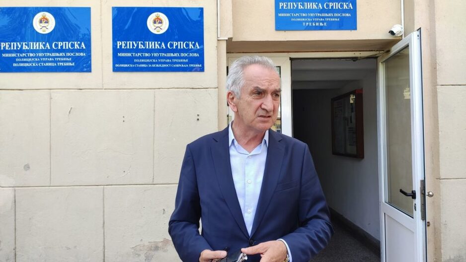 Mirko Šarović stigao ispred policijske stanice u Trebinju (Foto: Leutar.net)