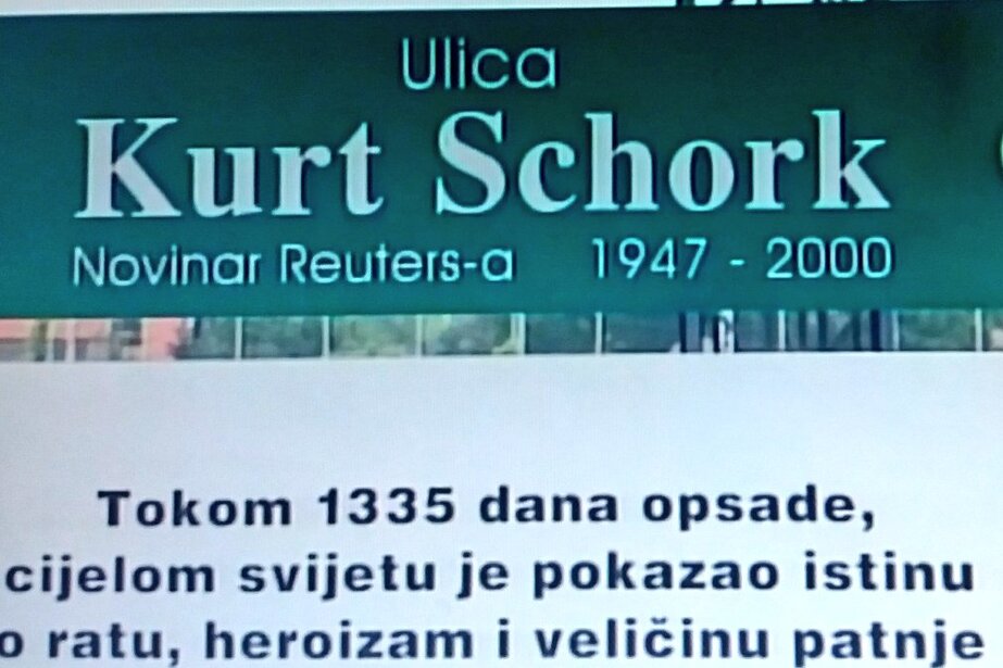 Na tabli napisano da je svijetu pokazao istinu o ratu (Foto: Twitter)