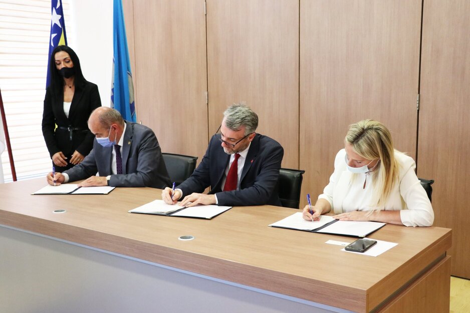 S potpisivanja ugovora (Foto: Vlada KS)