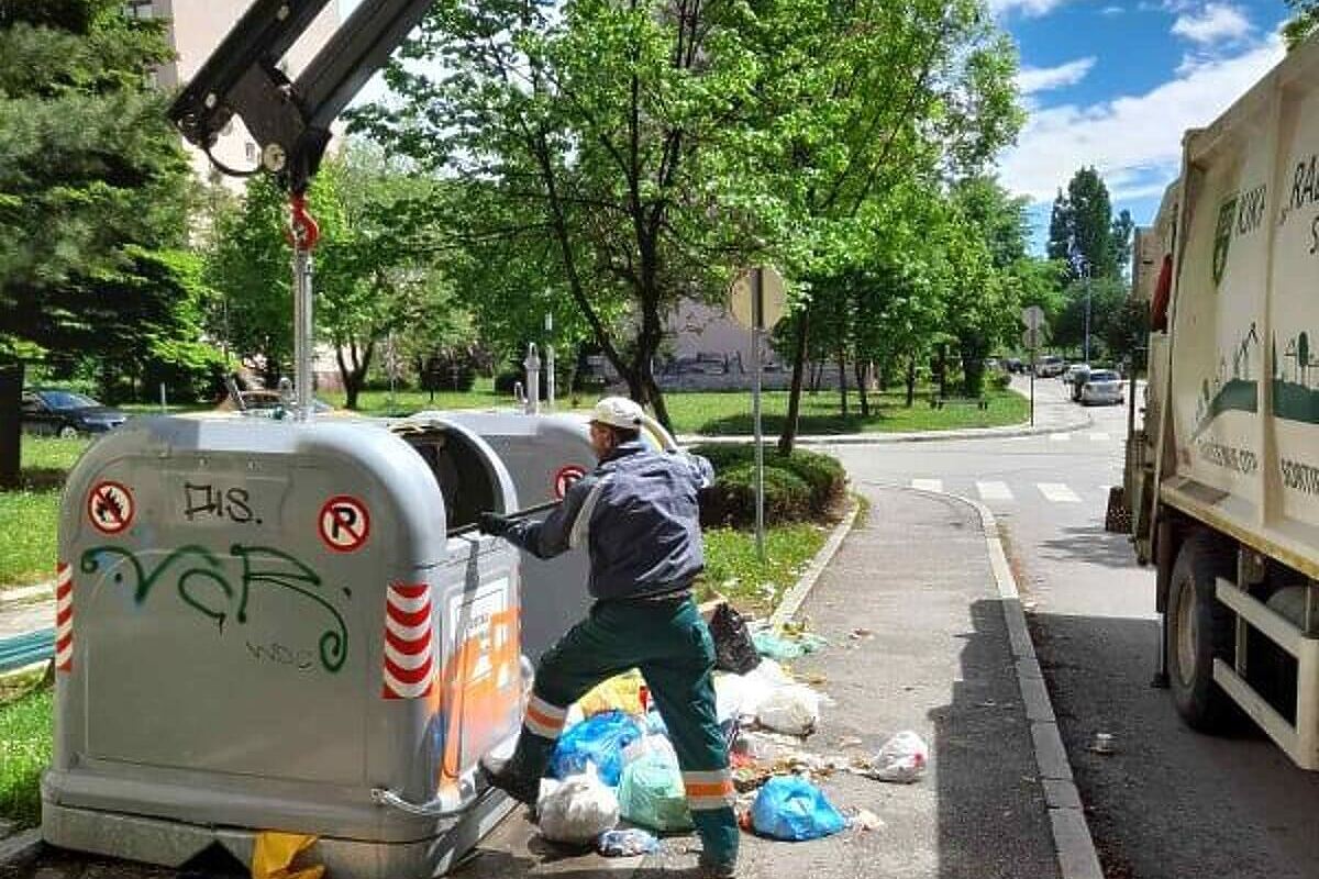 Na vozilu opet oštećena presa (Foto: KJKP RAD)