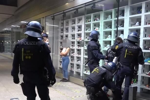 Mladi se oglušili o naredbe policije (Foto: Printscreen)