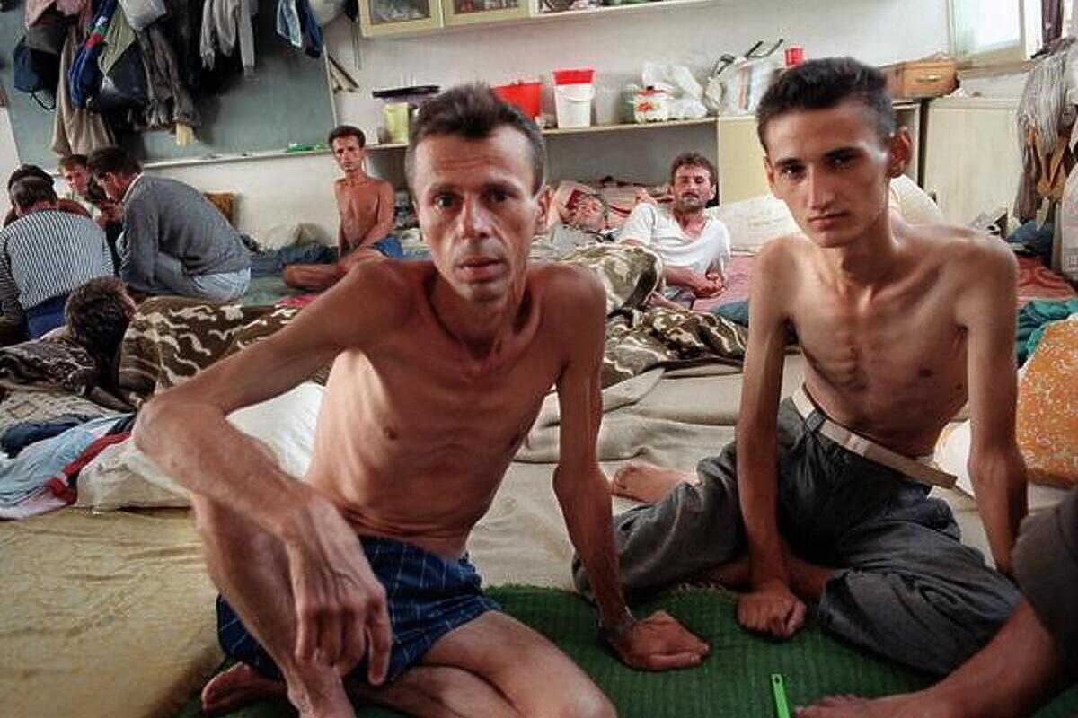 Zarobljenici u logoru Trnopolje (Foto: Twitter)