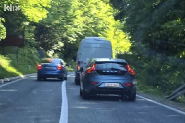 Nesavjesni vozač preticao je preko pune linije (Foto: Čitatelj)