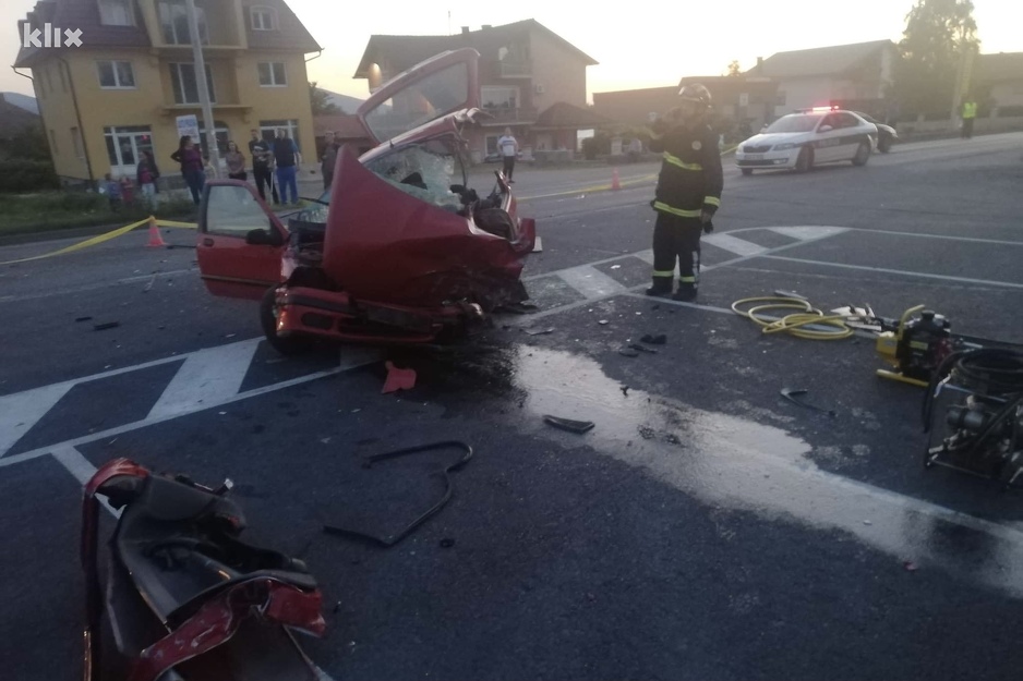 Automobil je potpuno uništen (Foto: Profesionalna vatrogasna jedinica Gračanica)