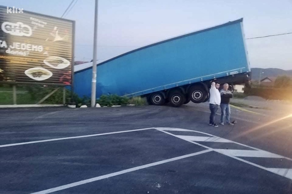 U saobraćanoj nesreći je učestvovao i kamion (Foto: Profesionalna vatrogasna jedinica Gračanica)
