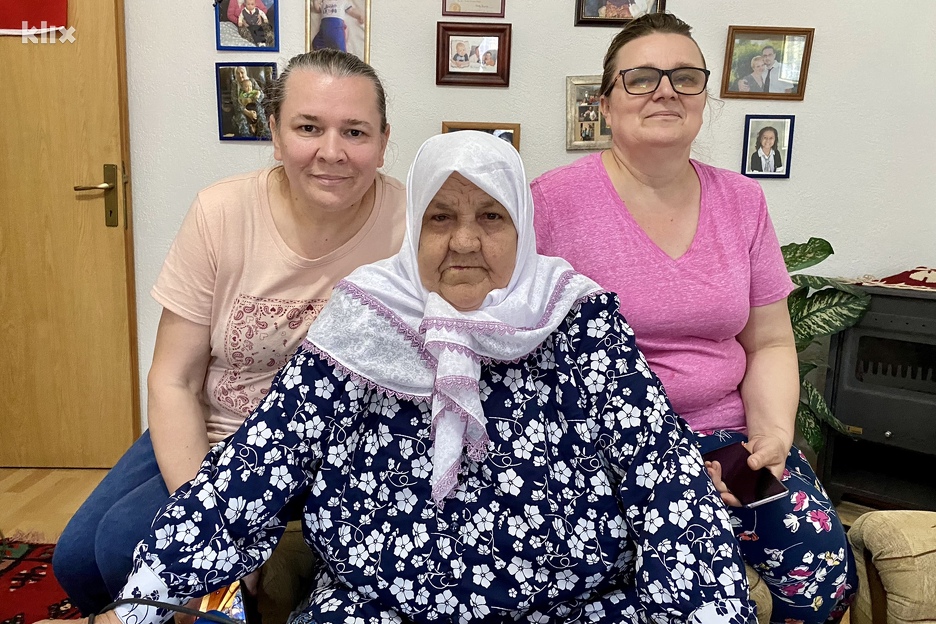 Nana Fata sa kćerkama (Foto: A. K./Klix.ba)