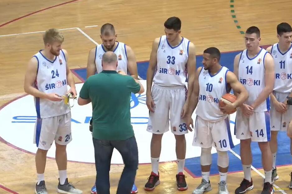 Generalni sekretar KS BiH Amer Čolan uručuje medalje šampionu BiH