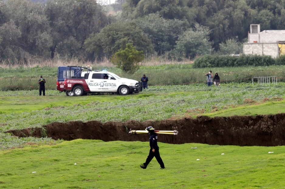 Građani pozvani da se ne približavaju rupi (Foto: EPA-EFE)