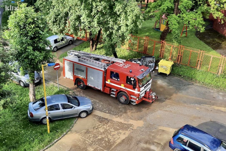 Tuzlanski vatrogaci na terenu (Foto: Klix.ba)