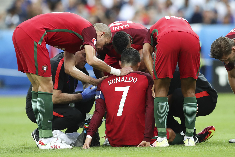 inale je ostalo upamćeno po tome što je u 17. minuti meča Payet je udario Ronalda u koljeno zbog čega je kapiten Portugala samo osam minuta kasnije morao u suzama napustiti meč na nosilima (Foto: EPA-EFE)