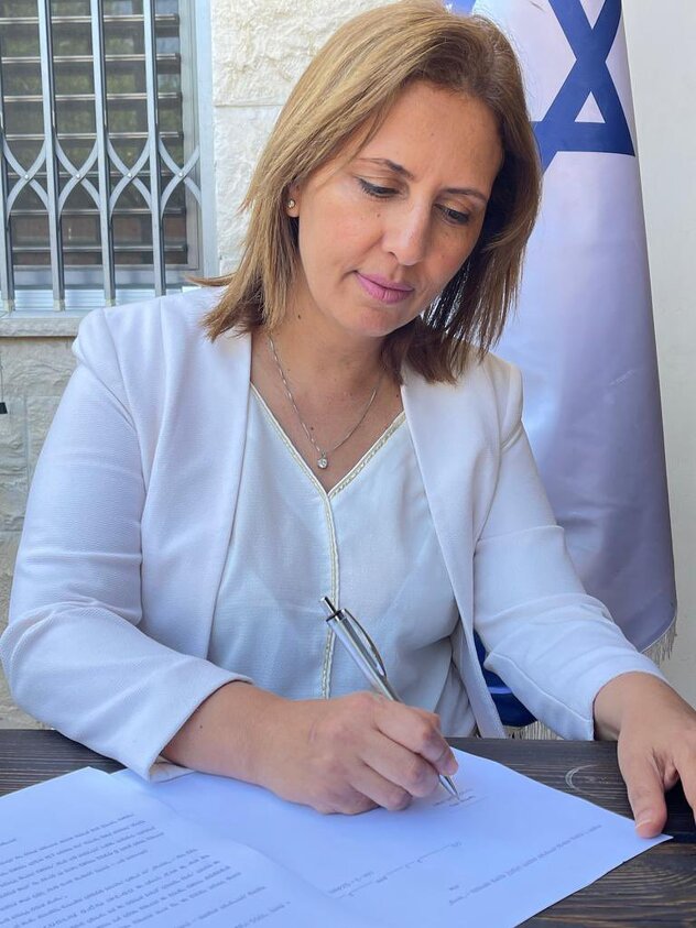 Ministrica zaštite okoliša Gila Gamliel potpisuje amandman kojim se zabranjuje prodaja krzna (Foto: Twitter)