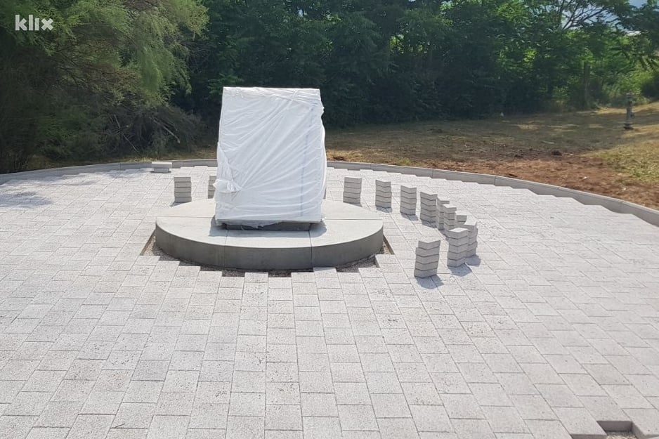 Spomenik civilnim žrtvama rata na Uborku kod Mostara (Foto: G. Š./Klix.ba)