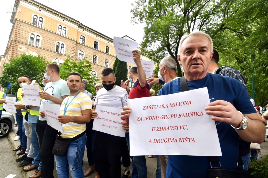 Zdravstveni radnici jučer su protestovali ispred Vlade KS (Foto: T. S./Klix.ba)