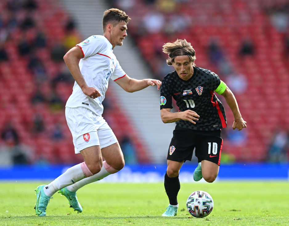 Modrić u prodoru pored Schicka (Foto: EPA-EFE)