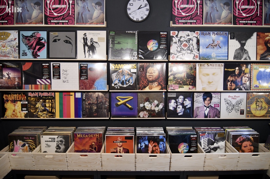 Pored novih, u ponudi će se naći i stara izdanja ploča (Foto: D. S./Klix.ba)