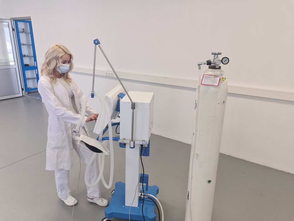 Uskoro kliničko testiranje respiratora proizvedenog u Gradačcu (Foto: Ambasada Velike Britanije)
