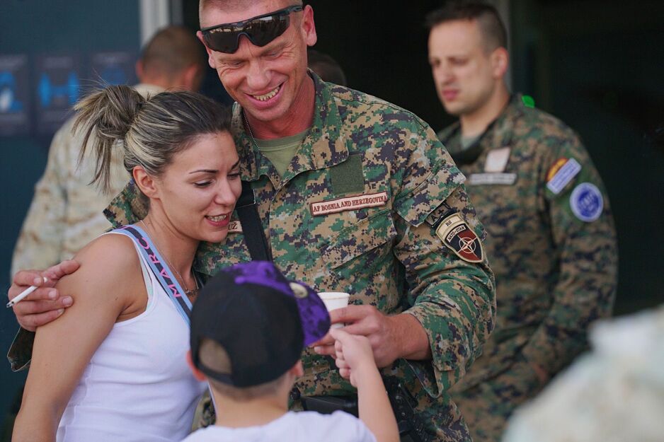 S dočeka bh. vojnika (Foto: NATO)
