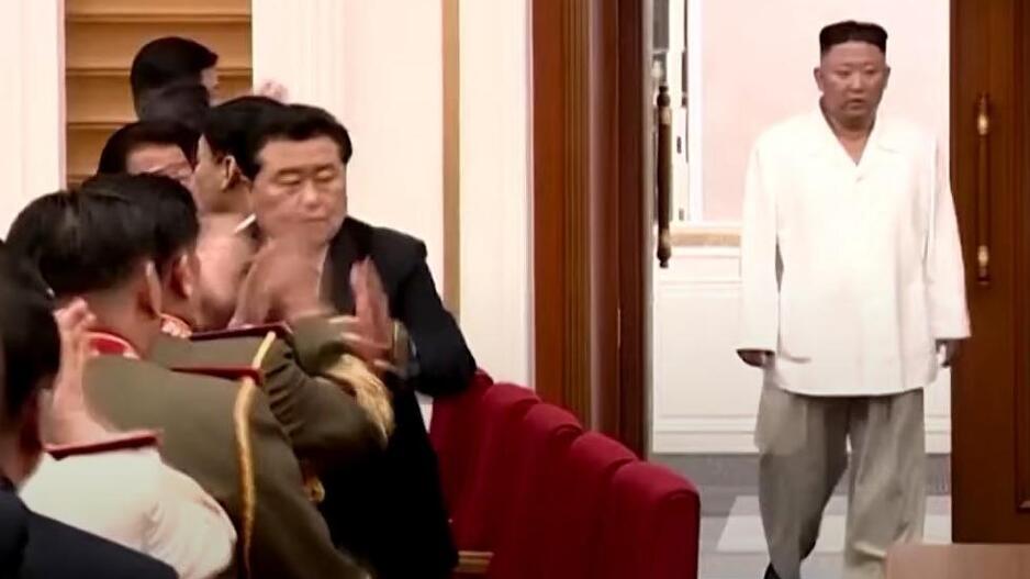 Stanovnici Sjeverne Koreje u suzama jer je vođa Kim Jong-un smršao 1 Novi izgled vođe tema sjevernokorejske televizije
